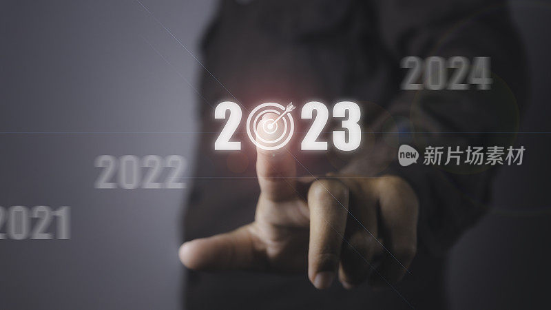 人按2023虚拟屏幕与箭头向上业务目标和目标。
