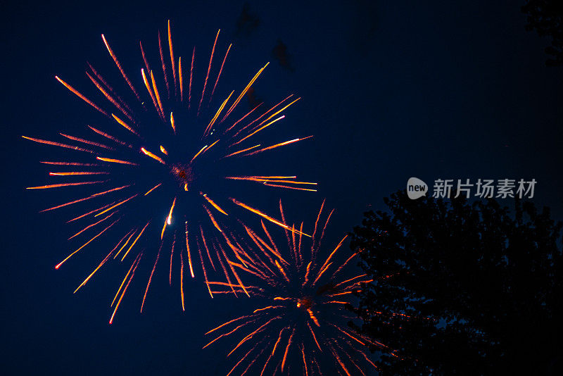 夜空中烟花表演的长时间曝光