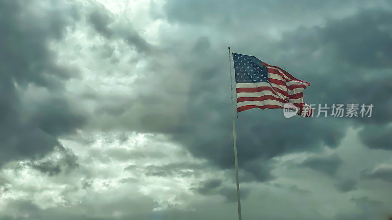 国旗——风中飘扬的美国国旗