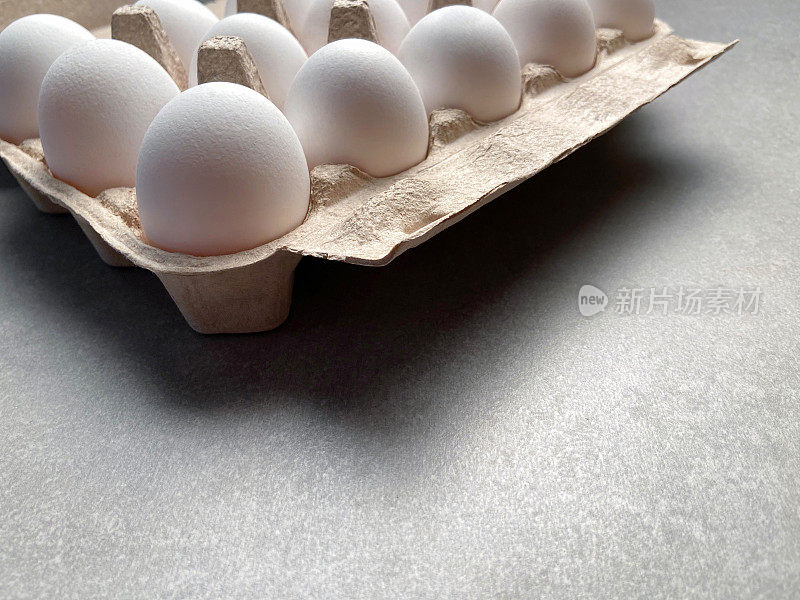 新鲜的有机鸡蛋装在鸡蛋盒里。打鸡蛋