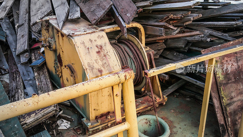 在萨瓦河旧废弃浮船坞退役的重型腐蚀机械浮桥绞车高分辨率库存图像
