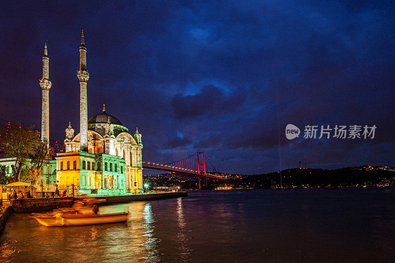 博斯普鲁斯海峡Ortaköy清真寺附近的烟花表演