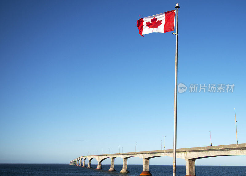 联邦大桥前的加拿大国旗。