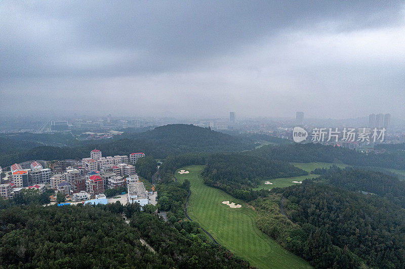高尔夫球场旁边的城镇建筑鸟瞰图