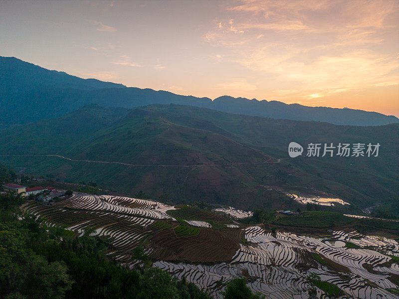 鸟瞰浇灌季节，越南老蔡省yty公社的梯田，棕色的土壤与美丽的天空融为一体。