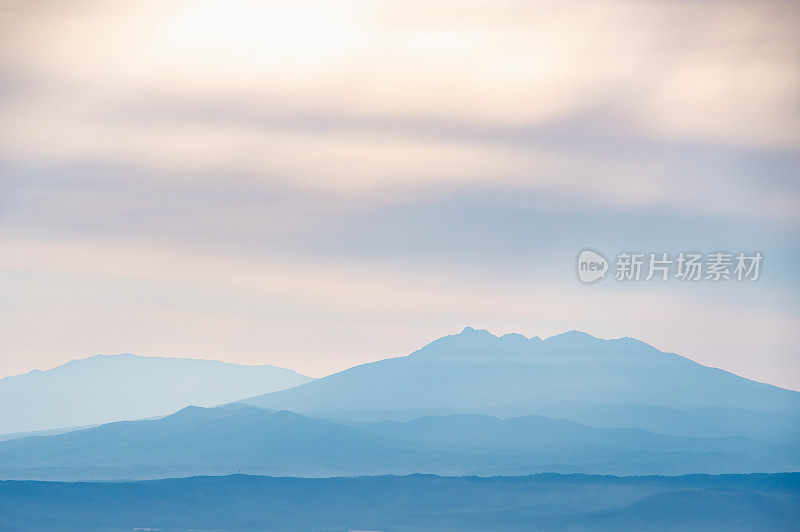 远山:从高处看到的远山的剪影