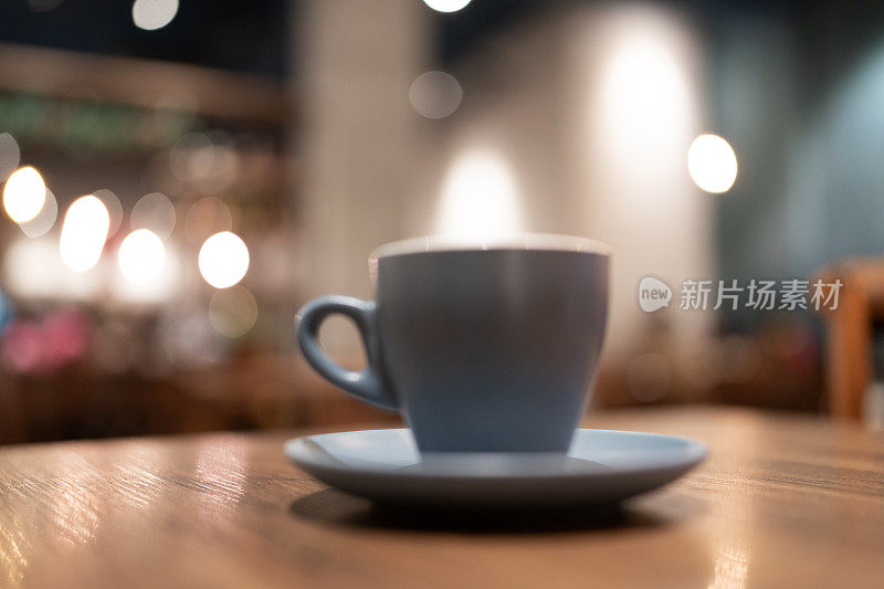 咖啡桌上的一杯热咖啡。复古和复古的色彩效果-浅景深