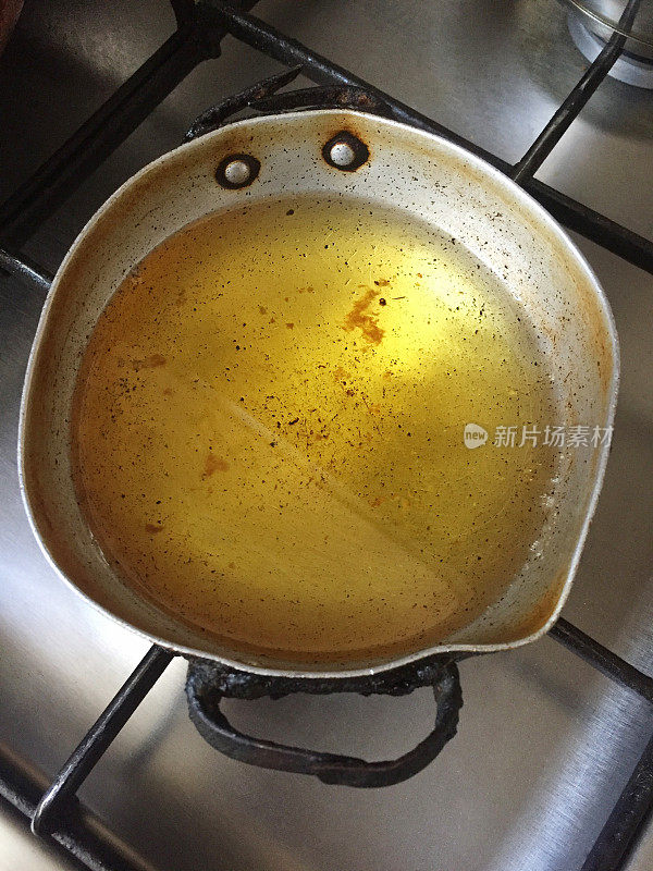 灶台上的煎锅里的食用油