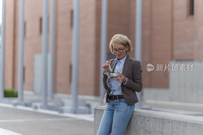 成熟的女商人在午休