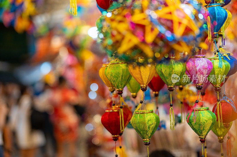 中秋节期间，越南胡志明市街头挂着五彩缤纷的灯笼。