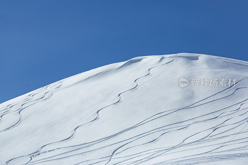 冬季滑雪胜地的粉雪小径