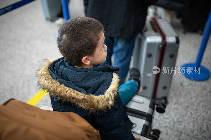 冒险的开始:多种族幼儿准备旅行