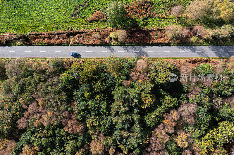 苏格兰乡村公路上的汽车鸟瞰图