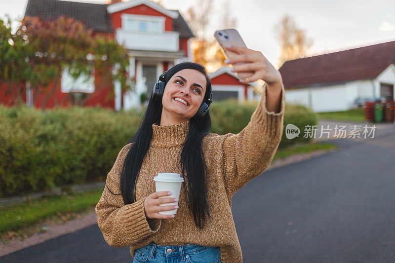 年轻的白人女性在户外自拍