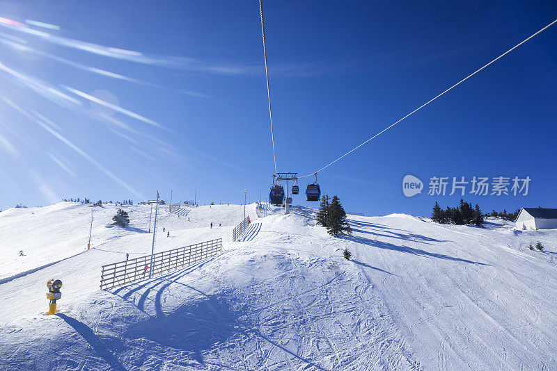 在波斯尼亚和黑塞哥维那的Jahorina滑雪场，滑雪者乘坐缆车