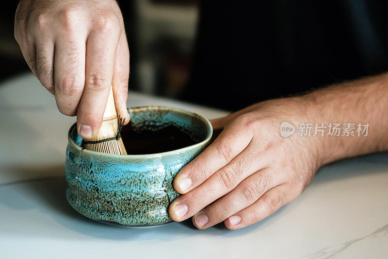 咖啡师用竹制搅拌器混合绿茶抹茶