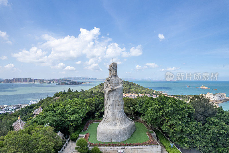 鸟瞰蓝天白云中的妈祖海神雕像