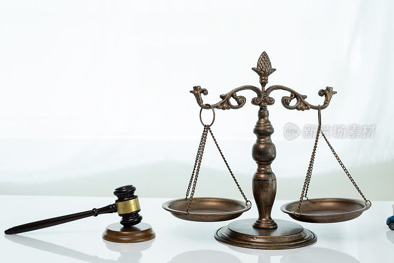 守法的正义天平和法官之锤象征法律和正义它代表平衡和中立。它是法制、道德和公民权利的象征。
