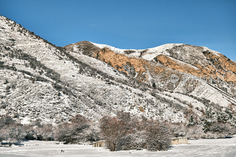 降雪后的冬季山景