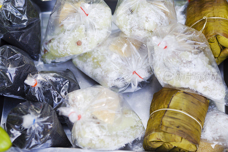 清莱省市场摊位上装着食物的袋子
