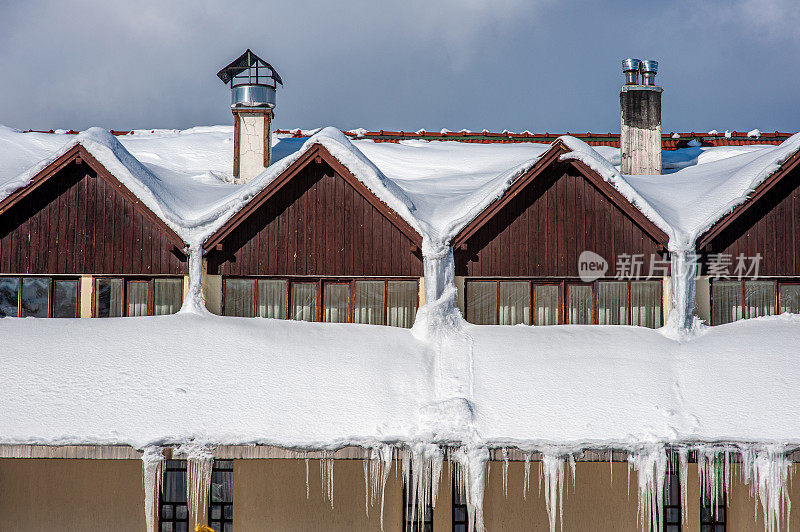 木结构建筑，尖顶被雪覆盖