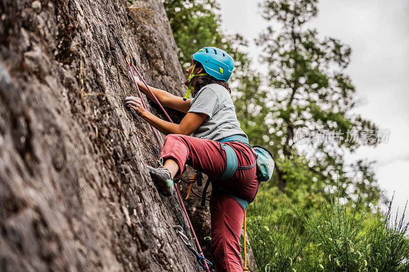 女登山者爬山