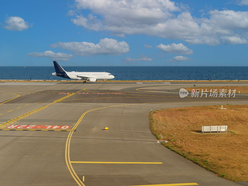 一架民用飞机停在海边机场的跑道上