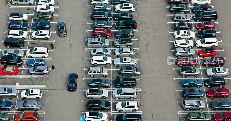 郊区购物中心繁忙停车场的鸟瞰图