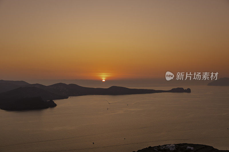 壮观的日落天空在地中海和岛屿，米洛斯，希腊