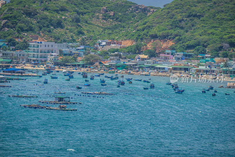 平巴潘朗岛海上水产养殖的木筏屋区