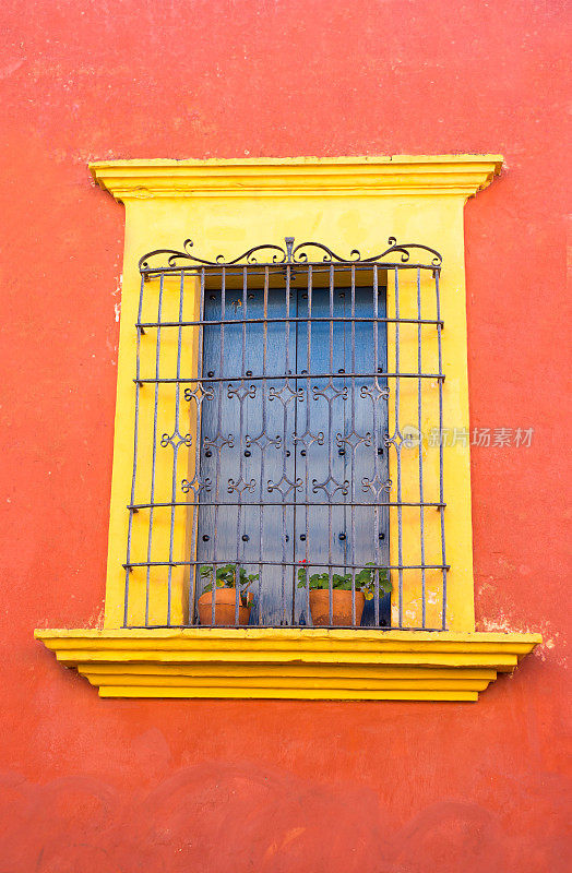 墨西哥瓦哈卡:阳光下的窗户，色彩鲜艳