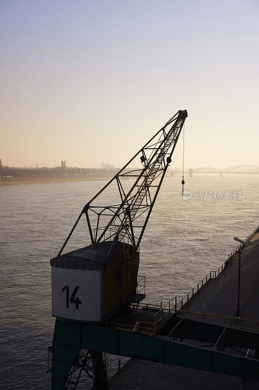 老港口起重机和莱茵河