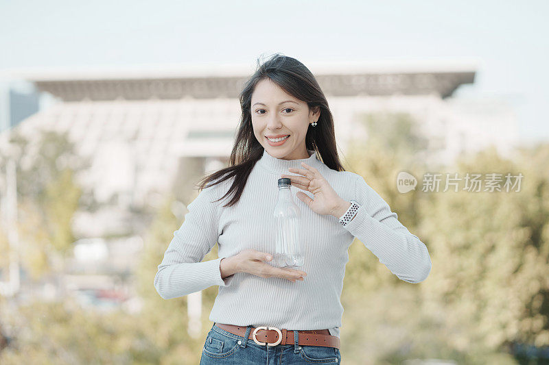 拉丁美女手里拿着PET瓶