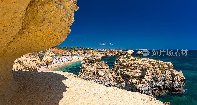 鸟瞰令人惊叹的普拉亚多斯帕拉迪诺海滩，阿尔布费拉，阿尔加维，葡萄牙