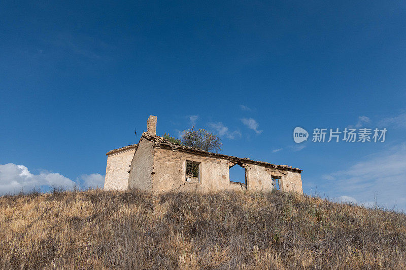 沿着格拉纳达和科尔多瓦之间的卡米诺莫扎拉布沿路废弃的古老西班牙农舍的废墟，在橄榄树林中依偎着小小的家庭农场