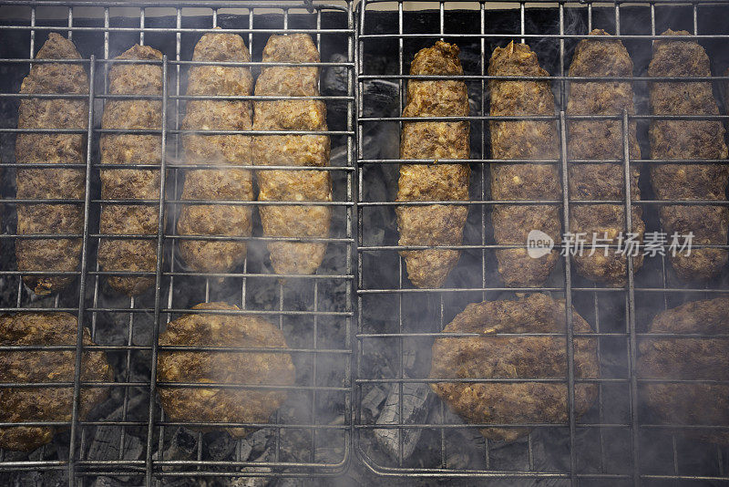 传统的土耳其阿达纳烤肉串。