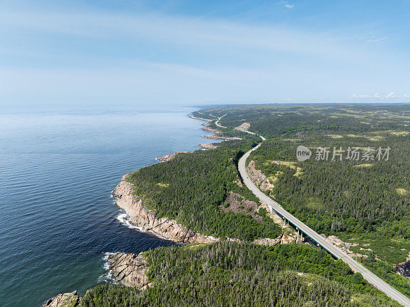 夏季，加拿大魁北克省北部海岸138号高速公路鸟瞰图