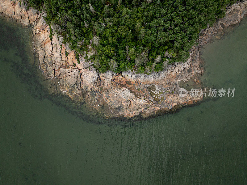 夏季，加拿大魁北克省北部海岸138号高速公路沿岸鸟瞰图