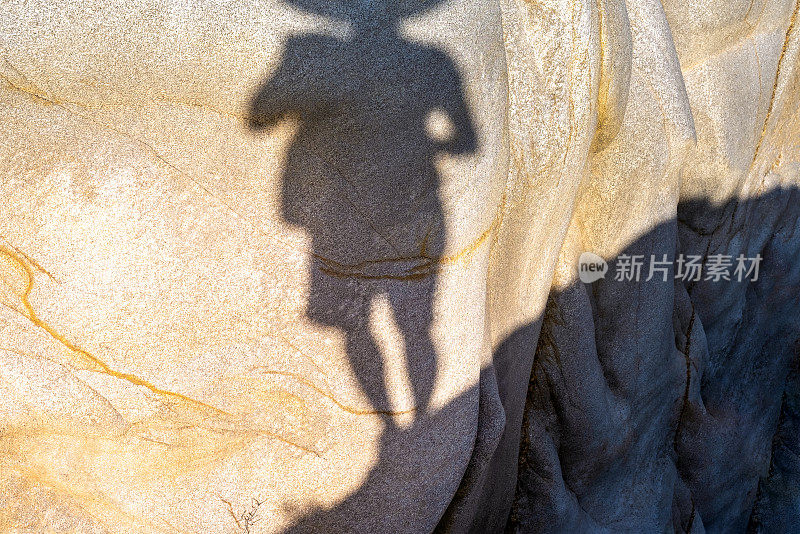 哈尔基季基上,石头上游客的影子