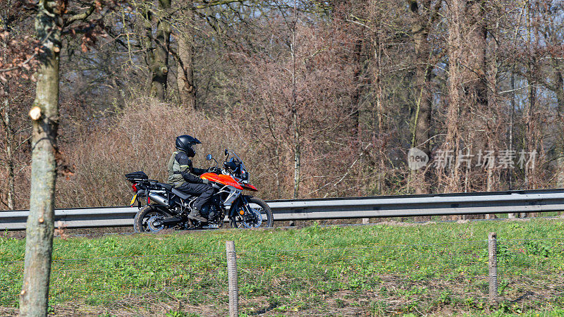 荷兰2019年凯旋虎800摩托车骑在N36