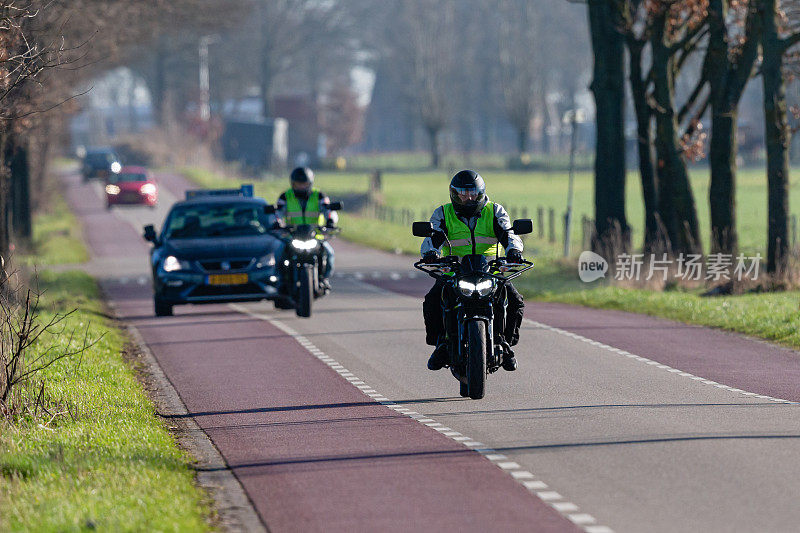 两个荷兰摩托车手正在上摩托车训练课