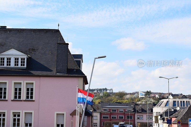 街道上飘扬着卢森堡国旗