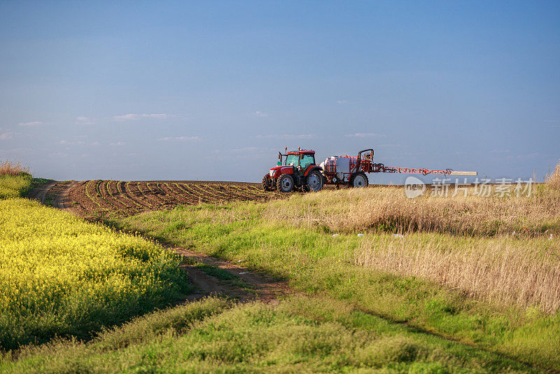 农田作物收割用拖拉机牵引机械