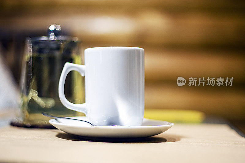 咖啡馆里装着花草茶的白色杯子。健康的饮食习惯