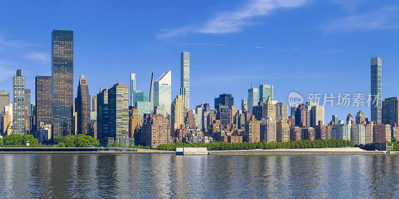 纽约天际线与曼哈顿东区的摩天大楼在早晨，纽约，美国。
