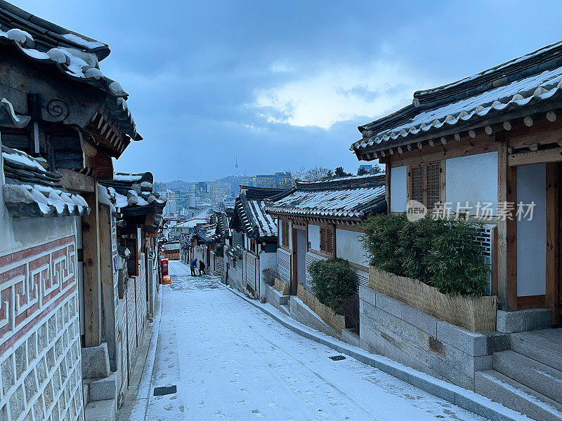 韩国首尔下雪天的早晨