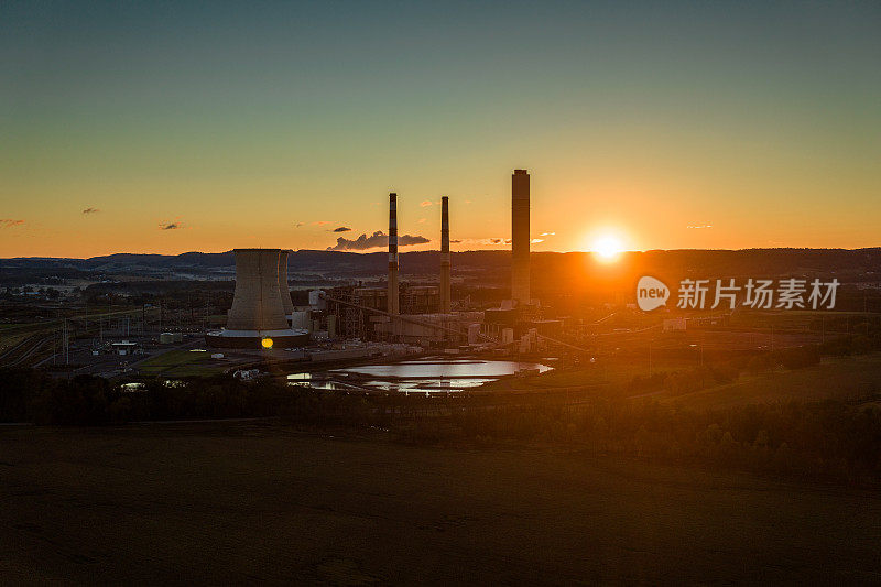 太阳出现在发电厂后面蒙图尔县，宾夕法尼亚州-空中