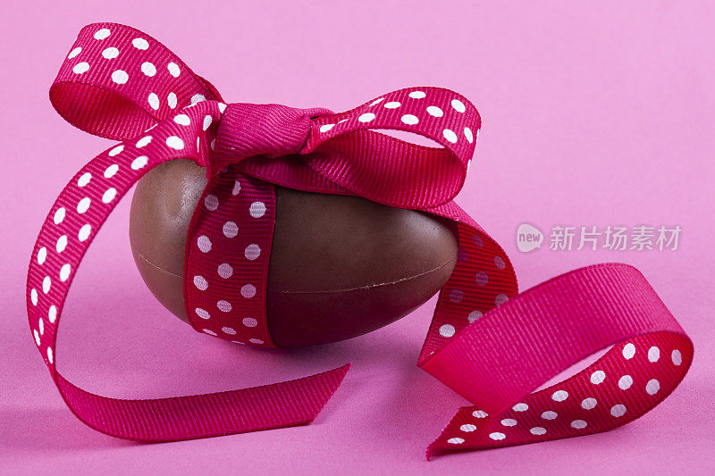 巧克力复活节彩蛋，粉色缎带蝴蝶结