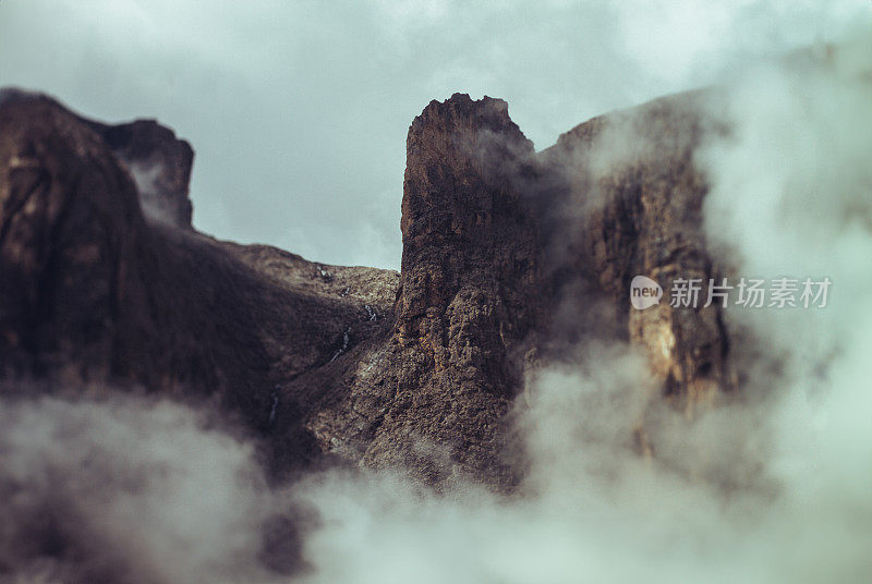 白云石山脉的山景