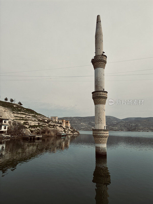 一座沉没的清真寺的尖塔从幼发拉底河的水中升起